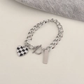 Pulsera de cadena plateada con colgante de corazón de cuadros y cierre en T - Pulsera Plateada