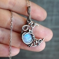 Collier bohème avec pendentif lune en fil enroulé et pierre de lune bleue - Pendentif Lune