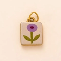 Macro-opname van een vierkante bloemenhanger met paarse bloemen en een gouden frame - Wit met Paarse Bloem Hanger