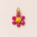 Détail macro du pendentif fleur smiley plaqué or 18K avec finition en émail rose - Pendentif Fleur