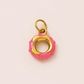 Vue macro d'un pendentif donut plaqué or 18K avec émail rose et détails dorés - Pendentif Beignet Rose
