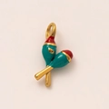 Vue macro d'un pendentif maracas coloré avec émail rouge et vert en acier doré 18K - Pendentif Maracas
