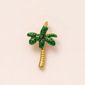 Vue macro d'un pendentif palmier plaqué or 18K avec détails tropicaux en émail vert - Pendentif Cocotier