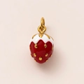 Vue macro d'un pendentif fraise en émail rouge avec détails en plaqué or 18K pour bijoux DIY - Pendentif Fraise / Rouge