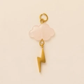 Dettaglio del ciondolo a nuvola rosa traslucido con charm a fulmine dorato - Ciondolo Nuvola Rosa e Fulmine