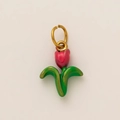 Vista dettagliata del ciondolo a tulipano in smalto rosso e anello dorato per gioielli DIY - Pendente a Fiore