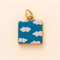 Detailopname van een gouden vierkante hanger met lichtblauw emaille en wolken - Blauwe Wolk Hanger