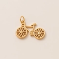 Gros plan détaillé d'un pendentif vélo plaqué or pour la création de bijoux DIY - Pendentif Vélo