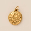 18K vergoldeter ovaler Anhänger mit Hammerschlag-Textur und böhmischen Himmelsmotiven - Sternenmedaille