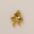 Ciondolo a fiocco placcato oro 18 carati lucido con connettore tondo su sfondo beige - Pendaglio a Fiocco / 1 Pezzo
