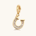 Pendentif fer à cheval plaqué or 18K serti de cristaux baguette sur fond blanc - Fer à Cheval