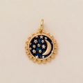 Λεπτομερής κοντινή λήψη χρυσού μενταγιόν με φεγγάρι και αστέρια από σκούρο μπλε σμάλτο - Μενταγιόν σελήνη με έναστρο ουρανό
