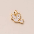 Détail du pendentif colombe plaqué or 18K avec émail blanc sur un fond rose poudré - Pendentif Colombe
