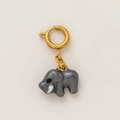 Colgante de elefante gris de resina con cierre de anillo de resorte chapado en oro 18K - Colgante De Elefante