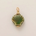 Detailopname van de groene keramische schelphanger met goudkleurige metalen sluiting - Alleen hanger (Zonder ketting) Keramiek-look PVC decoratie Schelp (Groen)