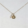 Collier doré avec pendentif coquillage et petite perle blanche, bijou minimaliste - Collier Pendentif Coquillage en Perles