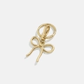 Dettaglio del portachiavi a fiocco in oro lucido con chiusura a moschettone - Stile Fiocco (JFRK25010904J)