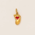 Détail d'un pendentif pied doré avec cœur en émail rouge sur métal plaqué or 18 carats - Pied Rose