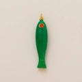 Λεπτομέρεια πράσινου μενταγιόν ψαριού με ματ φινίρισμα και πορτοκαλί μάτι σε χρυσό - Μενταγιόν Πράσινο Ψάρι