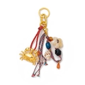 Detalle de un llavero de lujo con colgante de cangrejo dorado y cuerdas trenzadas de colores - Colgante Cangrejo Estrella
