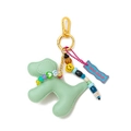 Detalle de charm de perro verde menta en cuero sintético con gancho dorado y etiqueta - Colgante Perro Verde