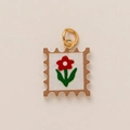 Détail d'un pendentif timbre avec motif floral et bordure à paillettes brunes - Pendentif Fleur Carré