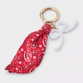 Détail du porte-clés doré 18K avec ruban paisley rouge et nœud en perles élégant - Style Nœud Perle Paisley Rouge