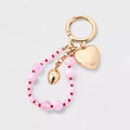 Détail du pendentif cœur doré avec chaîne de perles roses et breloque fraise en or 18 carats - Style Fraise Cœur Rose