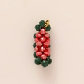 Gedetailleerde weergave van rood-groene kralenhanger met gouden ring op beige basis - Watermeloen Hanger (Goud)