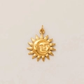 Vista dettagliata del ciondolo celeste sole e luna in acciaio inossidabile oro 18k - Stile Sole 3