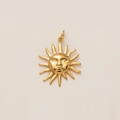Dettaglio macro del ciondolo viso del dio sole placcato oro 18k con raggi radiosi - Stile Sole 4