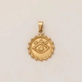Détail du pendentif œil maléfique en titane plaqué or 18k avec motifs soleil et étoiles gravés - Style Mauvais Œil 1