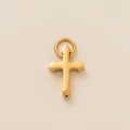 Détail du pendentif croix en acier titane plaqué or 18 carats avec coins pointus - Style Croix