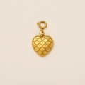 Détail d'un pendentif cœur doré vintage avec texture écaille et fermoir rond - Style Cœur Ondulé