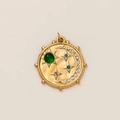 Détail du pendentif plaqué or 18k avec motifs soleil, lune et une grande gemme verte - Style Lune et Disque Rond