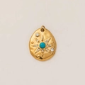 Détail macro du pendentif étoile plaqué or 18k avec turquoise et cristaux scintillants - Style Étoile Brillante