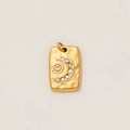 Détail du pendentif rectangulaire plaqué or 18k avec zircon étoile lune et texture martelée - Style Carte Lune