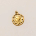 Vue détaillée du pendentif soleil doré avec relief de portrait féminin classique - Style Relief Petite Fille