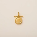 Détail du pendentif octogonal plaqué or 18k avec texture martelée et bélière en T - Style Plaque Vierge Octogonale