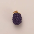 Detailopname van een paarse bessenhanger met gouden metalen ring voor doe-het-zelf sieraden - Druif Hanger