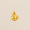 Dettaglio macro di un ciondolo a forma di pesce dorato con zirconi bianchi incastonati - Ciondolo Solo (Senza Catena) (Sogliola Dorata)