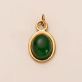 Vue macro détaillée d'une agate verte ovale sertie dans une monture vintage dorée à l'or - Pendentif Agate Verte