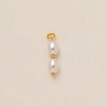 Dettaglio del ciondolo con doppia perla in oro 14k con grani metallici e anello aperto - Ciondolo Doppia Perla con Sfera Dorata