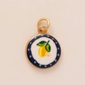 Goldener runder Emaille-Anhänger mit gelber Zitrone und blauem Punktmuster-Rand - Blauer Ring Gelber Mango-Anhänger