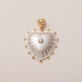 Elegante gouden harthanger met zilveren midden en kristal op beige achtergrond - Witte Parelmoer Harthanger met Middensteen / 28*33mm