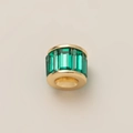 Vista macro de cuenta cilíndrica bañada en oro con piedras verde esmeralda para joyería DIY - Colgante de circonita verde