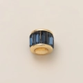 Detalle de abalorio cilíndrico dorado con cristales azules para la creación de joyería - Colgante de circonita azul