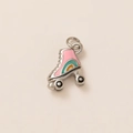 Détail macro du pendentif de patin à roulettes avec émail rose et motif arc-en-ciel - Patin à glace