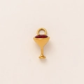 Vue macro d'un pendentif verre à vin plaqué or 18K avec une pierre précieuse rouge - Verre à Vin