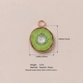 Pendentif kiwi en émail et laiton avec texture réaliste et dimensions détaillées - Pendentif Kiwi